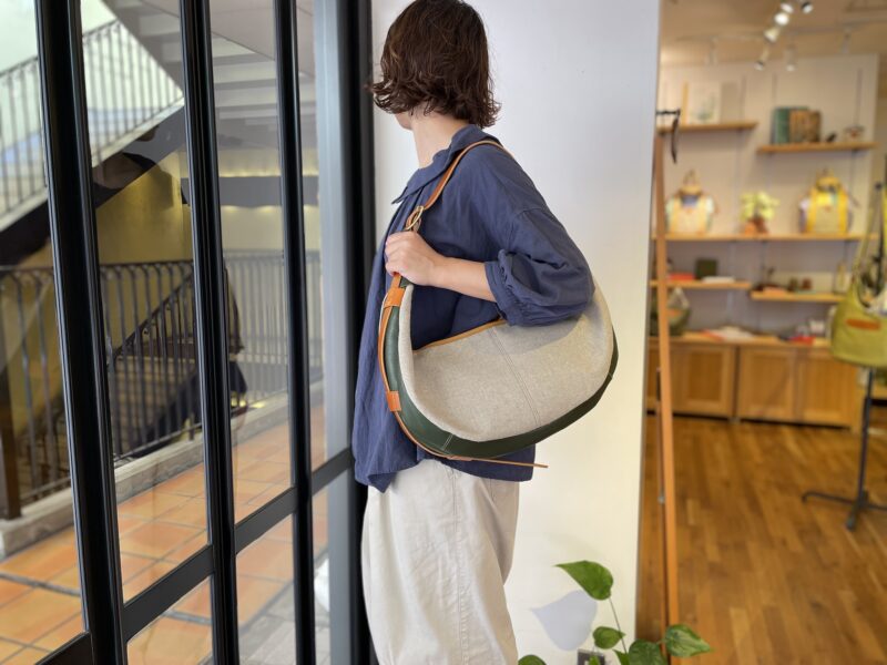植物タンニン鞣し牛革ボディバッグ ポケットが多いです本革