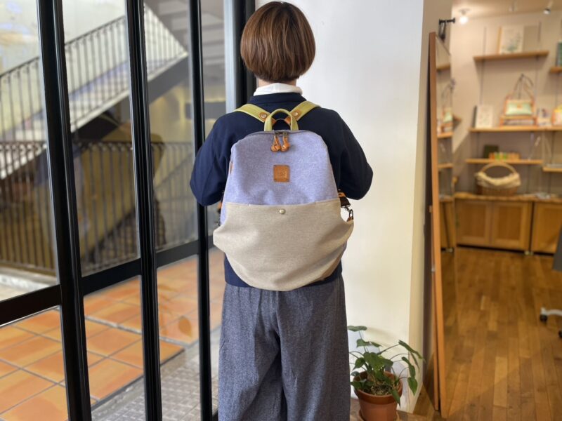 EAVUSのリュックはパンツでもスカートでも