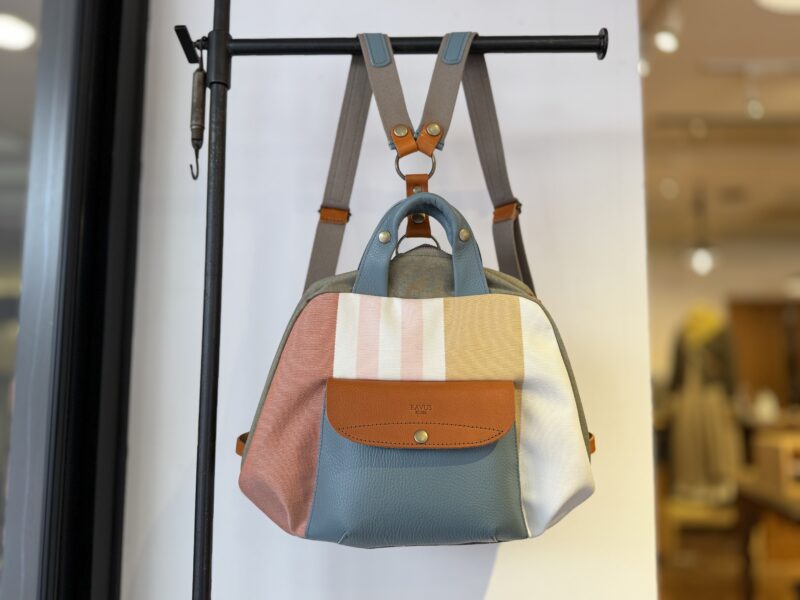 （C3-3）アクアブルーレザー