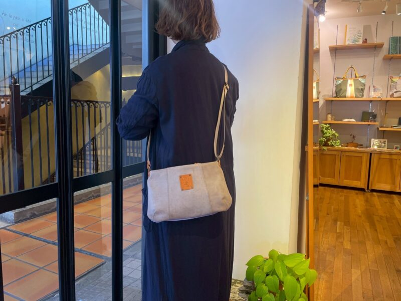 イタリアタンニンなめしレザーミニショルダー